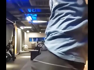 Homem safado de bermuda tactel mostrando a mala na academia | Tactefilia Na Conquest